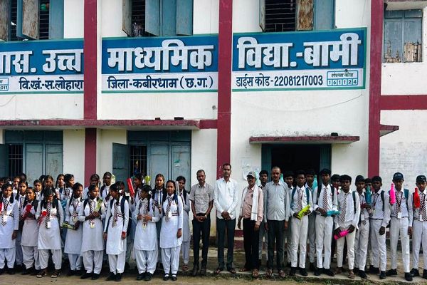 शिक्षक दिवस पर बामी स्कूल में गुरुजनों का सम्मान