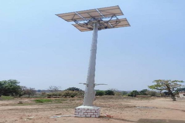 डीएमएफ की 5.38 लाख रुपये की लागत से स्थापित सोलर हाईमास्ट बना विद्यार्थियों की सुविधा और सुरक्षा का नया सहारा