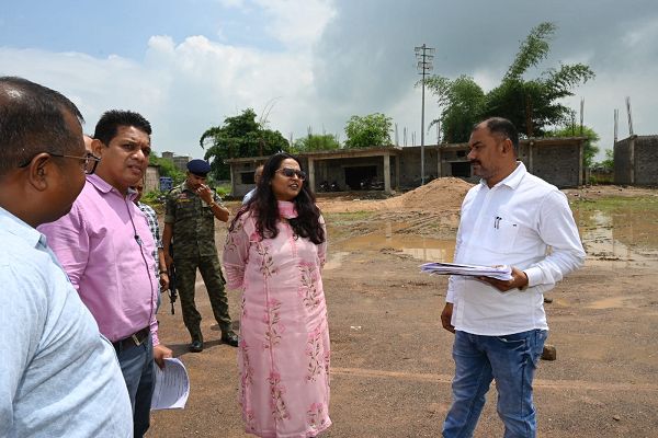 कलेक्टर तुलिका प्रजापति ने पंडरिया में विकास कार्यों और योजनाओं का लिया जायजा