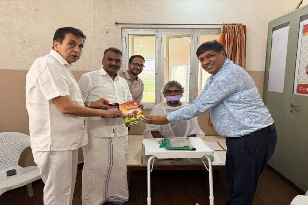 डॉ. मुरुगन को भेंट की गई मनोहर गौशाला में निर्मित गोबर के 108 मनकों की माला