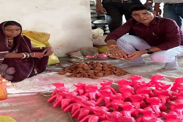 प्रधानमंत्री मोदी के जन्मदिवस एवं 25 वर्षों की सेवा पूर्ण होने पर दीप प्रज्ज्वलित करने की अपील