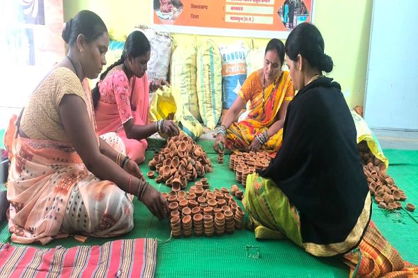 :महासमुंद में समूह की दीदियां गढ़ रहीं &lsquo;संकल्प के दीये&rsquo;