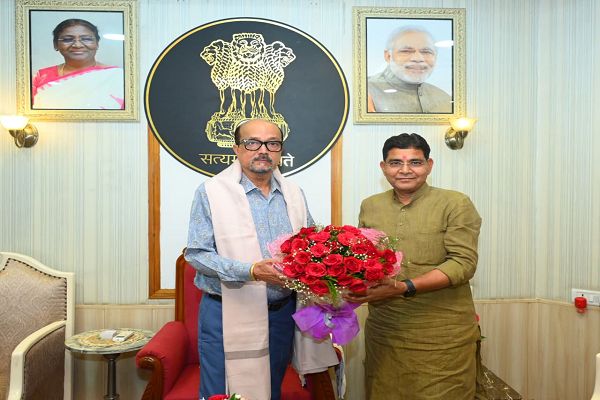 रायपुर : राज्यपाल श्री रमेन डेका से मंत्री श्री टंकराम वर्मा ने की सौजन्य भेंट