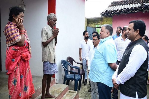 रायपुर : सेवा संकल्प अभियान के तहत ग्रामीणों के बीच पहुंचे पर्यटन एवं संस्कृति मंत्री श्री राजेश अग्रवाल