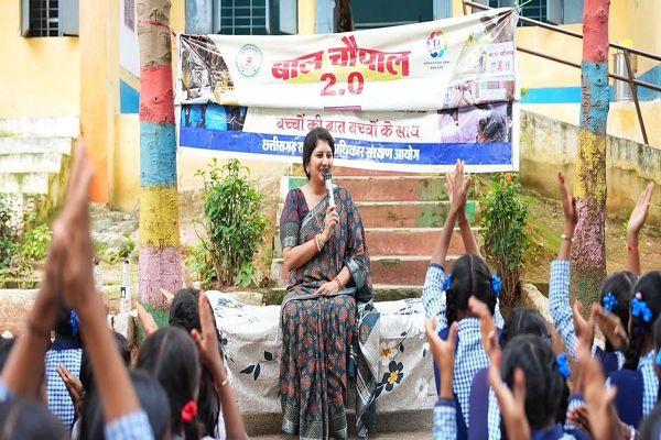 रायपुर : कवर्धा के बैगा अंचल में डॉ. वर्णिका शर्मा ने लगाई बाल चौपाल 2.0, बच्चों से सीधे संवाद कर जानी समस्याएं