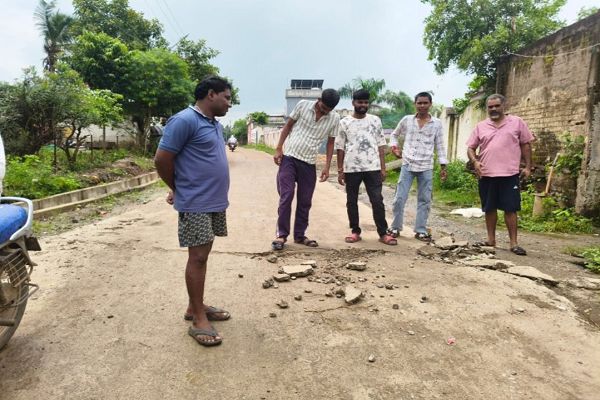  भ्रष्टाचार की भेंट चढ़ी सीसी रोड! निर्माण के 18 दिन में ही जगह-जगह दरारें, साइड शोल्डर न बनने से ग्रामीणों में आक्रोश