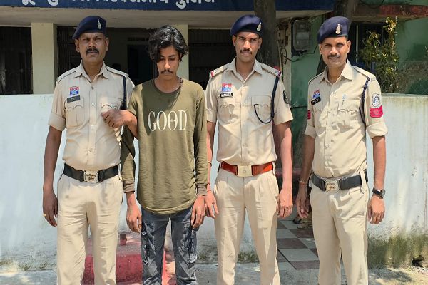  *धारदार हथियार लहराकर लोगों को धमकाने वाला युवक चढ़ा पुलिस के हत्थे** 