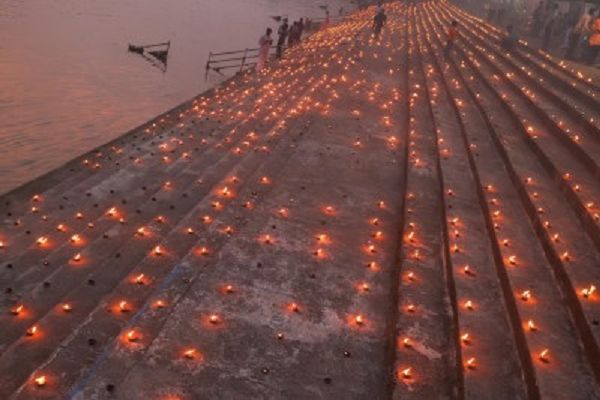 धमतरी में 'सेवा संकल्प अभियान': रूद्रेश्वर मंदिर घाट पर जले 'आशीर्वाद के दीये'