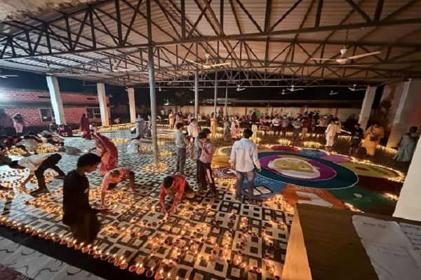 जनपद पंचायत करतला में 5,100 दीपों से जगमगाया &lsquo;आशीर्वाद का दीया&rsquo; कार्यक्रम