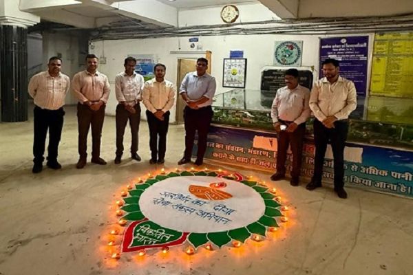 कलेक्टोरेट सहित शासकीय कार्यालयों में हुआ दीप प्रज्वलन