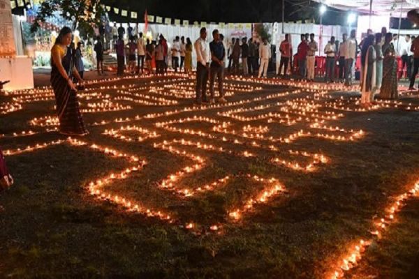 महासमुंद में जले 6 लाख दीप, सेवा और सुशासन के संकल्प से जगमगाया जिला