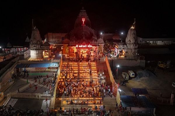 आशीर्वाद का दीया से जगमगाया मां बम्लेश्वरी मंदिर प्रांगण