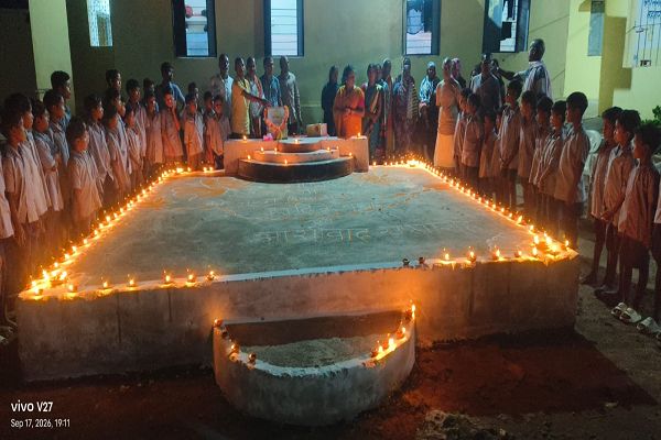  प्रधानमंत्री नरेंद्र मोदी के जन्मदिन पर बैगा बालक आश्रम में दीप प्रज्वलन एवं केक काटकर मनाया गया जन्मदिवस