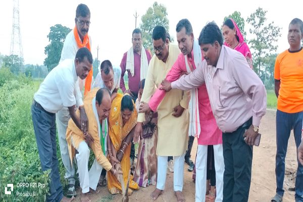 ठाकुरबांधा में विश्वकर्मा मूर्ति स्थापना व सीसी रोड निर्माण का भूमिपूजन खुज्जी विधायक भोलाराम साहू ने विधिवत पूजा-अर्चना कर किया
