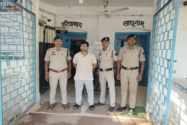  शासकीय उचित मूल्य दुकानों में चोरी करने वाले गिरोह के फरार आरोपी को पथरिया पुलिस ने किया गिरफ्तार