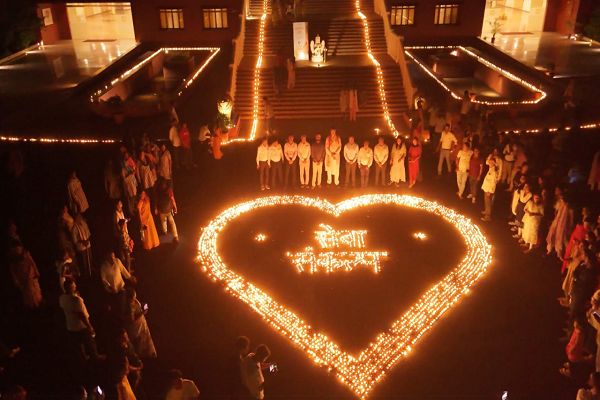  &lsquo;आशीर्वाद का दीया&rsquo; से जगमगाया नवा रायपुर, एक लाख दीपों ने दिया सेवा और सहभागिता का संदेश