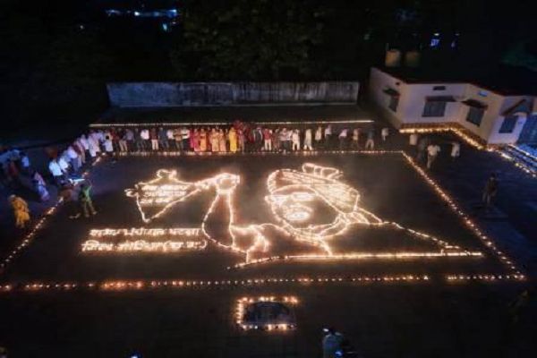 &rsquo;11 हजार दीपों से जगमगाया पटना, दीपों से उकेरा भारत का मानचित्र और प्रधानमंत्री नरेंद्र मोदी का चित्र&rsquo;