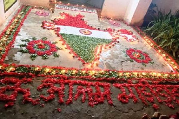 घरों, मंदिरों, विद्यालयों और सार्वजनिक स्थलों पर जलाया गया आशीर्वाद का दिया
