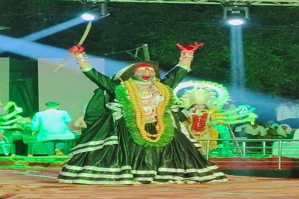  जसगीत गूंजे, मां काली का दरबार सजा,गरियाबंद में भक्ति की ऐसी रात, गांधी मैदान पड़ा छोटा,मां के अद्भुत रूप और पटपर झांकी ने बांधा ऐसा समां,हजारों की भीड़ ने कहा&mdash;ऐसा नजारा पहले कभी नहीं देखा
