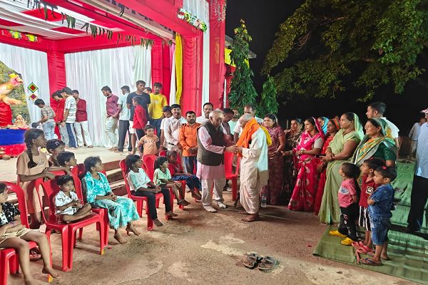  पूर्व कृषि मंत्री चंद्रशेखर साहू ने अपने गृह ग्राम में मनाया, प्रधानमंत्री नरेंद्र मोदी का जन्मदिन.