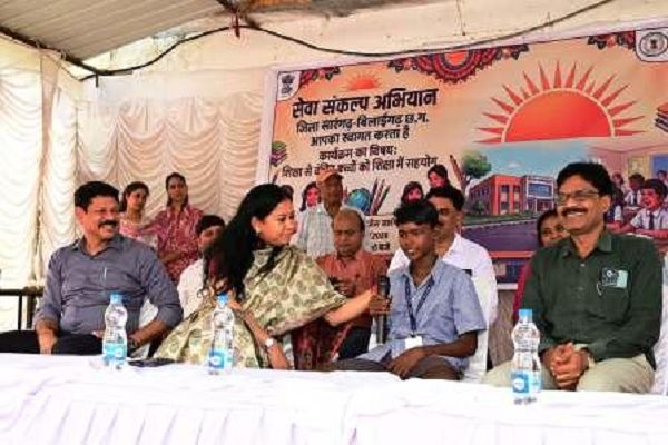 कलेक्टर पद्मिनी भोई साहू ने बच्चों से किया संवाद, पढ़ाई जारी रखने के लिए किया प्रोत्साहित