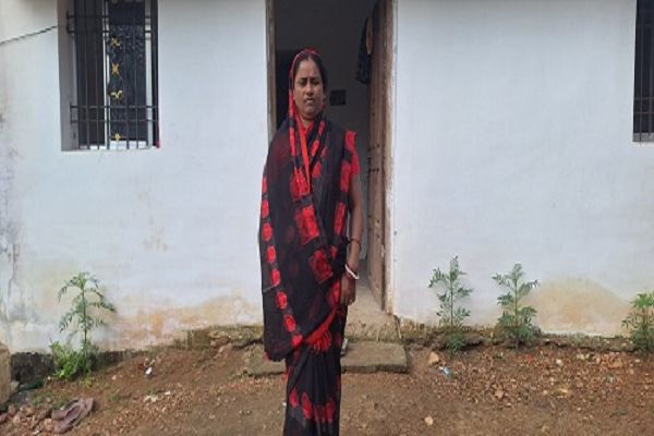खपरैल की टपकती छत से पक्के आशियाने तक, प्रधानमंत्री आवास योजना ने आरती बाई का सपना किया साकार