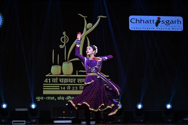  चक्रधर समारोह में अन्विता विश्वकर्मा ने कथक में दिखाई भाव, लय और ताल की सुंदर प्रस्तुति