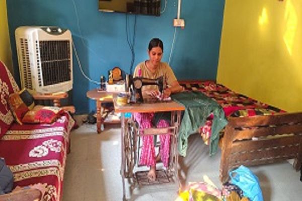 अंत्योदय योजना से मिला संबल, आरती के घर से चल रहा सिलाई का काम