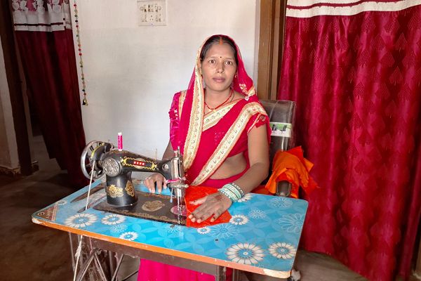  सेवा की कहानी: पक्के घर से बदली जिंदगी, हुनर से आत्मनिर्भरता की राह पर बढ़ीं संगीता कश्यप