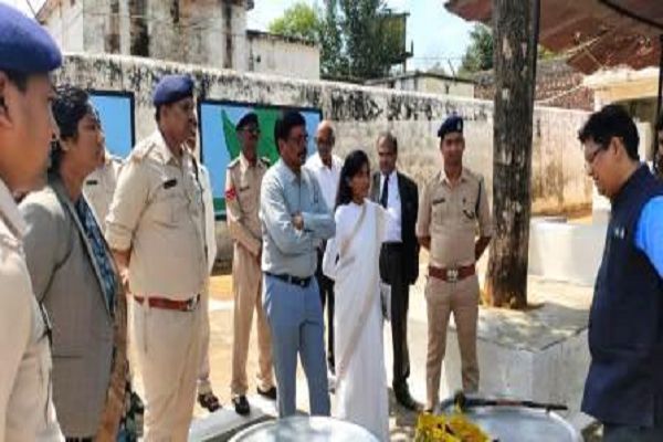 सत्र न्यायाधीश थॉमस एक्का ने बंदियों से संवाद कर जानी समस्याएं, स्वास्थ्य सेवाओं व विधिक सहायता का लिया जायजा