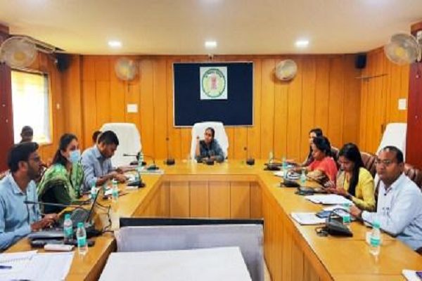 कलेक्टर ममगाईं ने ली अधिकारियों की बैठक, कहा - सेवा संकल्प अभियान को जनसेवा के लिए समर्पित करें