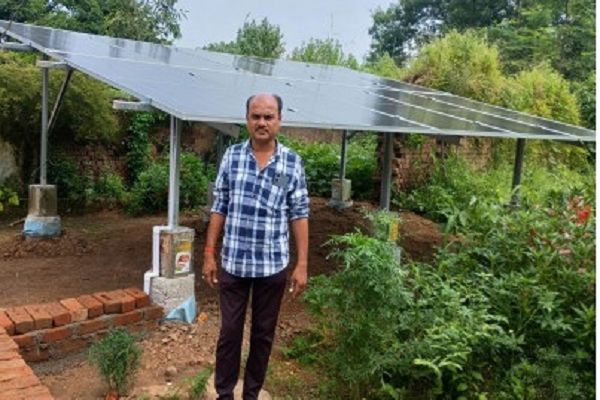 सेवा की कहानी - कच्चे मकान की बाड़ी में सोलर पैनल लगाकर ग्राम कुहीखुर्द के वासुदेव साहू ने पेश की मिसाल