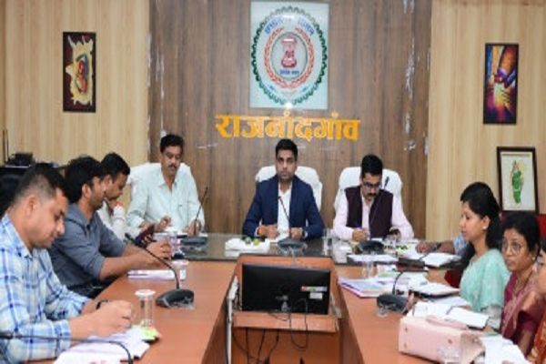 कलेक्टर ने साप्ताहिक समय-सीमा बैठक में विभागीय कार्यों की समीक्षा की