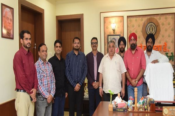  छत्तीसगढ़ ट्रेवल एंड टूरिज्म एसोसिएशन के प्रतिनिधिमंडल ने पर्यटन मंत्री श्री राजेश अग्रवाल से की सौजन्य भेंट
