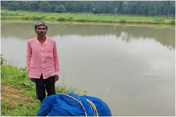 सेवा संकल्प से आत्मनिर्भरता की ओर खेती के साथ मत्स्य पालन अपनाकर बाल गोविंद ने बढ़ाई अपनी आय