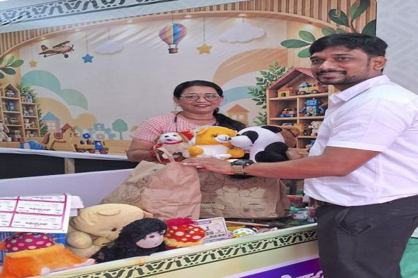 23 सितंबर 2026/*टॉय बैंक में खिलौनों का दान, सेवा संकल्प से बच्चों के चेहरों पर खिलेगी मुस्कान* *मुख्यमंत्री ने टॉय बैंक में खिलौने दान किए*  *90 लोगों ने टॉय बैंक में खिलौने दान किया