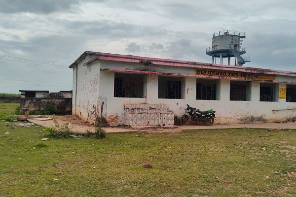  **जनपद अध्यक्ष के गृह ग्राम में स्कूलों की बदहाली का आलम **