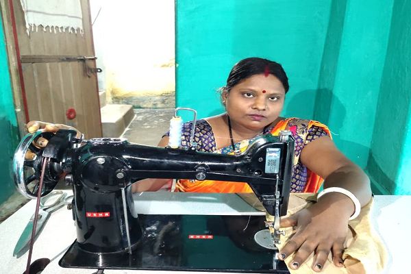 सेवा की कहानी : पीएम विश्वकर्मा योजना : चिरमिरी की शालू काशी को मिला सिलाई मशीन का सहारा