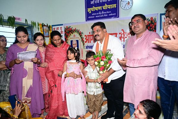फूल लेकर आए नन्हे कदम, उप मुख्यमंत्री ने बच्चों को गोद में उठाया, बच्चों की मासूमियत ने जीता दिल