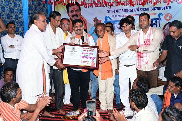 वर्षों पुरानी मांग हुई पूरी, राजपत्र लेकर गांव पहुंचे उप मुख्यमंत्री श्री विजय शर्मा, चंदनपुर को मिली नई पहचान