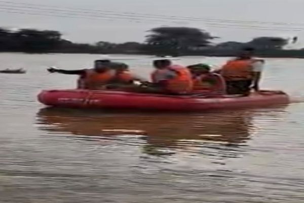  धमतरी के सिरसिदा में उफान के बीच फंसा मारुति धाम का पुजारी