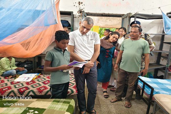 बाढ़ आपदा पर एक्शन मे जिला प्रशासन - गरियाबंद कलेक्टर रणबीर शर्मा मैनपुर क्षेत्र के दुरस्थ वनांचलो मे पहुंचकर अधिकारियो को दिया सख्त निर्देश