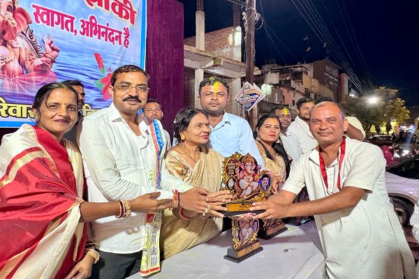  कांग्रेस जिला महामंत्री अशोक चंद्राकर के नेतृत्व में कांग्रेसियों ने किया गणेश समिति झांकियों को सम्मानित