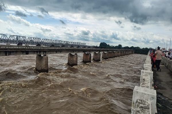 लगातार बारिश के बीच नदी-नालों के बढ़ते जलस्तर पर प्रशासन हाई अलर्ट