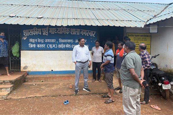  बस्तर कमिश्नर श्री डोमन सिंह ने बाढ़ प्रभावित क्षेत्रों का लिया जायजा