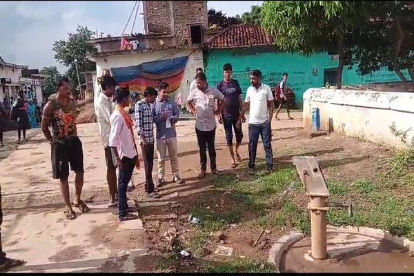  दूषित हैंडपंप का पानी पीने मजबूर ग्रामीण, संक्रमण का मंडरा रहा खतरा