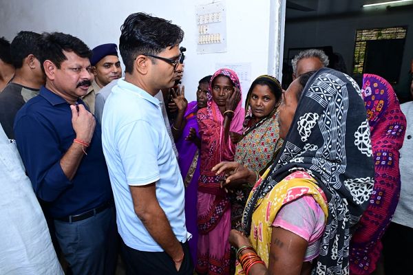 बाढ़ की मुश्किल घड़ी में अपनों के बीच पहुंचे वित्त मंत्री श्री ओ.पी. चौधरी*