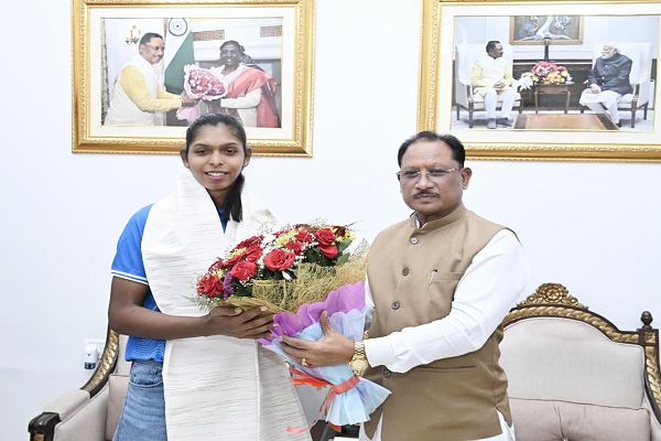 एशियन गेम्स की स्वर्ण पदक विजेता टीम की संजू देवी को मुख्यमंत्री श्री विष्णु देव साय ने 51 लाख रुपए की प्रोत्साहन राशि देने की घोषणा की