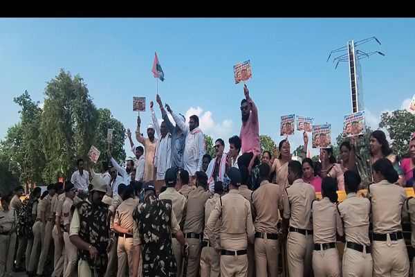  &lsquo;वोट चोरी&rsquo; के आरोपों पर कांग्रेस का हल्लाबोल, रावणभाठा से कलेक्ट्रेट तक निकला विरोध मार्च  एक दिवसीय धरना प्रदर्शन के बाद राष्ट्रपति के नाम तहसीलदार को सौंपा ज्ञापन, मुख्य निर्वाचन आयुक्त ज्ञानेश कुमार की गिरफ्तारी और निर्णयों की समीक्षा की मांग
