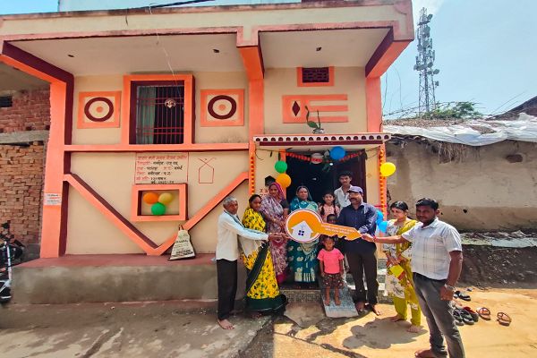 पक्की छत से मिला सुरक्षा और सम्मान, नरबदिया साहू के परिवार में आया नया उजाला